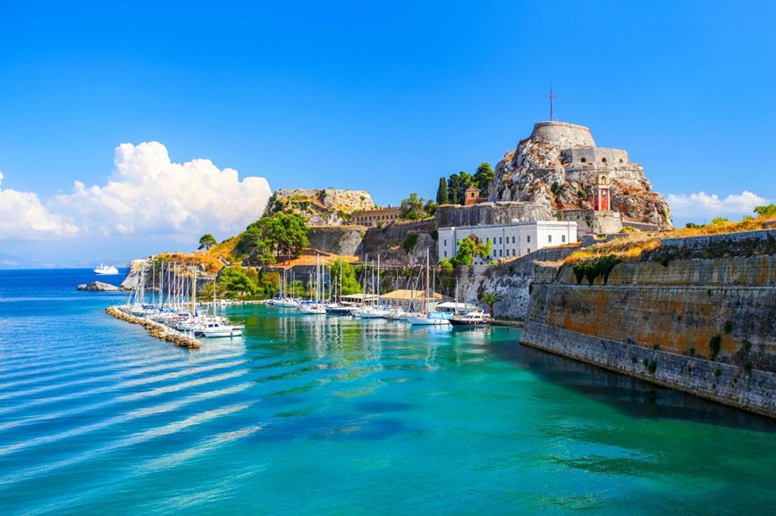ANCORA Řecko Korfu pohled na pevnost a přístav v hlavním městě Kerkyra